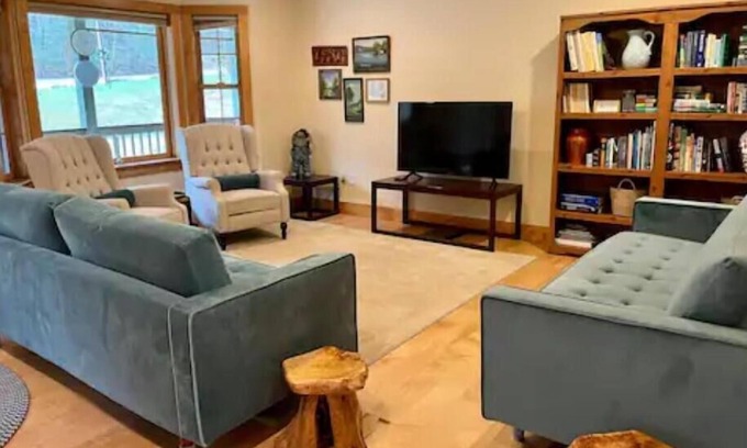 Fishs Eddy Maison | The River House: huge house with hot tub and game room