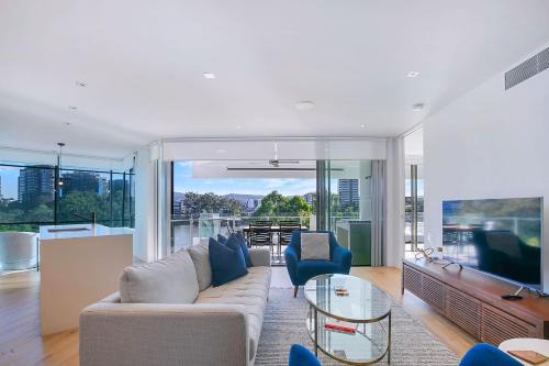 West End Appartement | 'The Riveredge' Chic Resort-Style Luxury near CBD
