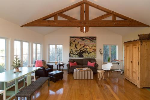 Cypress Banks Lit Et Petit-Déjeuner | The Rivery Retreat, Choose from Luxury Guesthouse Cabin OR Suite in Lake Austin Hill Country