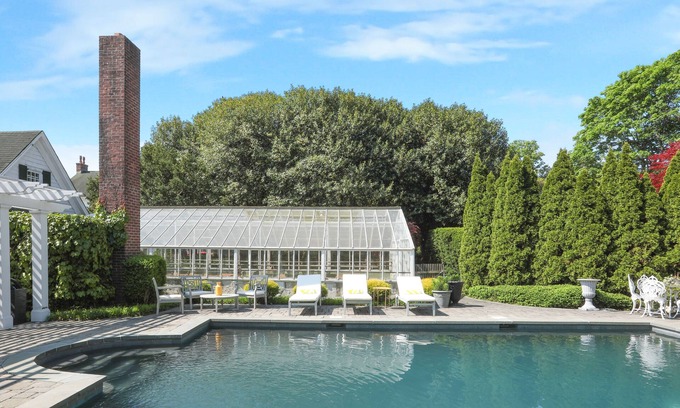 East Patchogue Maison | The Robinson Estate w/Greenhouse, Inground Pool family & pet-friendly