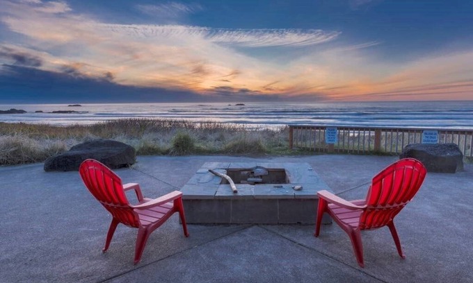 Seal Rock Maison | Oceanfront, Private Beach Access, Hot Tub, Wifi, Theatre, Large Groups, Luxury