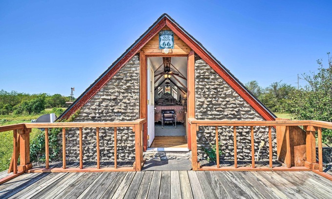 Tower Heights Cottage | NOUVEAU! Cozy Rock Cottage w / Deck -12 Mi à Dwtn Tulsa