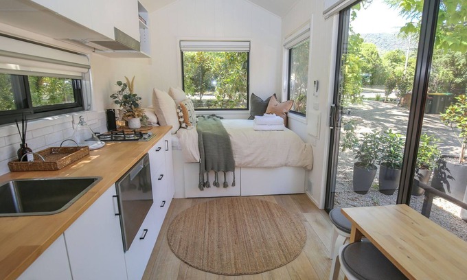 Bright Cabine | The Rocks - Maple Tiny Home