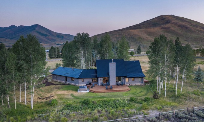 Hailey Cabine | The Rodeo Cabin on 5 Acres | Hot Tub, Peloton Bike, and Pet-Friendly!