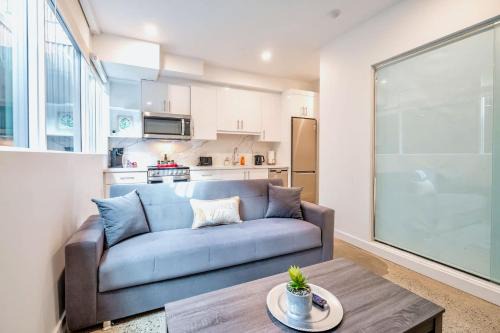 Downtown Toronto Hôtel | The Roland Chic 2BR Basement Suite 2BR Toronto Getaway near Downtown