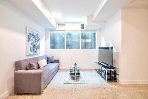 Downtown Toronto Hôtel | The Roland Inviting 2BR Basement Suite in Downtown Toronto