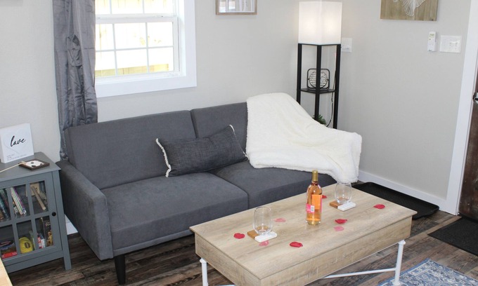 Woodway Appartement | The Romance Retreat - Mins. to Lake Waco, Zoo, Baylor, Silos & Magnolia!