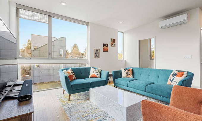 Central District Maison | The Rooftop Blue Haven Home w Firepit