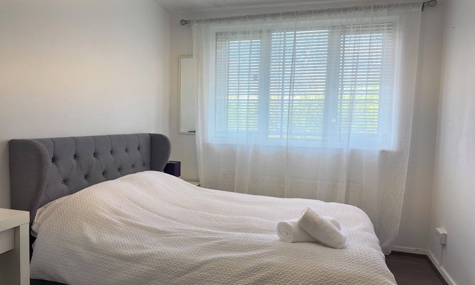 Birmingham City Centre Maison | The room is furnished with a comfortable bed, desk, and high-speed Wi-Fi