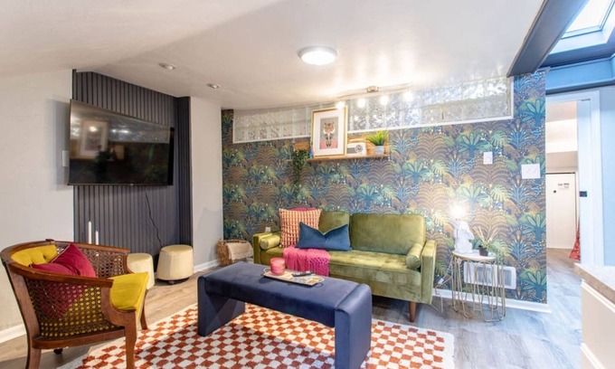 Bloomfield Appartement | Roxanne: A Boutique Apartment- Monthly rates available- Free off street parking!