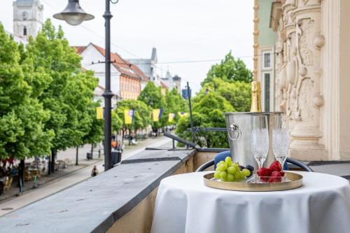 Kosice Old Town Appartement | The Royal Hlavna Balcony Apartment Parking
