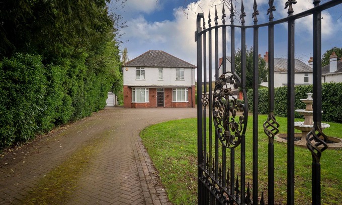 Worcester Maison | The Royal Worcester- 5 Bedrooms, Upto 10 Guests , Private Gated Parking.