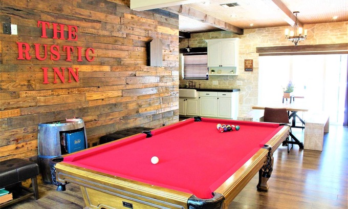 Cross Mountain Maison | The Rustic Inn- Family friendly, Near Fiesta Texas