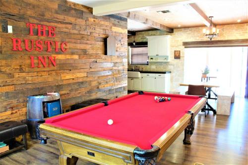 Cross Mountain Maison | The Rustic Inn - Family friendly, Close to Fiesta Texas, SeaWorld, Riverwalk and more
