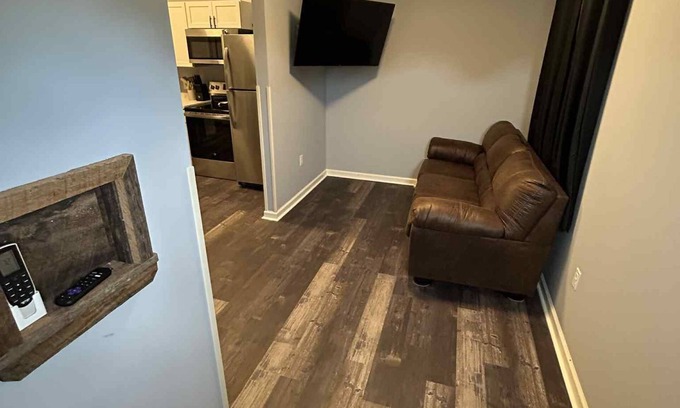 Renick Appartement | The Rustic Railroad Studio 5 Min to HWY 63 Kitchen + Washer/Dryer