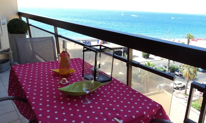 Frejus Plage Appartement | Superbe vue! La plage de sable et la mer à vos pieds