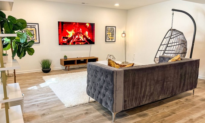 Linton Hall Appartement | The Sapphire - Luxury Basement Suite Close to I-66 Queen Beds 2000 sqft