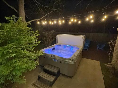 Shorewood-Tower Hills-Harbert Maison | The Sawyer Hideaway - 3BR 2B with Hot Tub & Fire Pit - 5 mins to beach