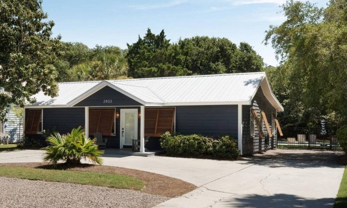 Isle of Palms Maison | The Sea Shadow - Walk to the Beach!