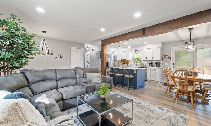Maple Grove Maison | The Seasons - Family Friendly in the 'Burbs!
