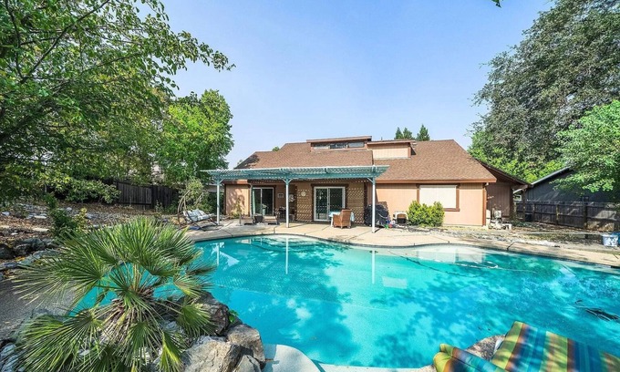 Midway Maison | The Sereniti House :: Tranquil Escape With Hot Tub