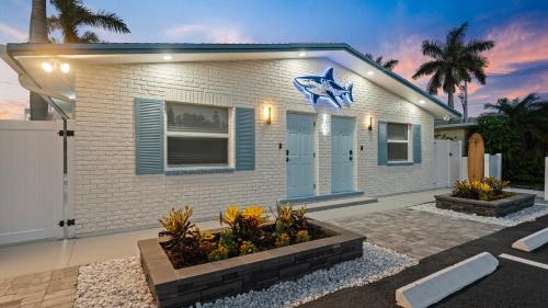 Cocoa Beach Appartement | The Shark Tank Cocoa Beach - 2 2BR Units - 4BR Total - Each Unit Sleeps 5 - Walk to Downtown & Beach