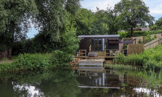 Middleton Cheney Cottage | THE SHEPHERDS HUT AT BRIDGE LAKE FARM & FISHERY in Chacombe