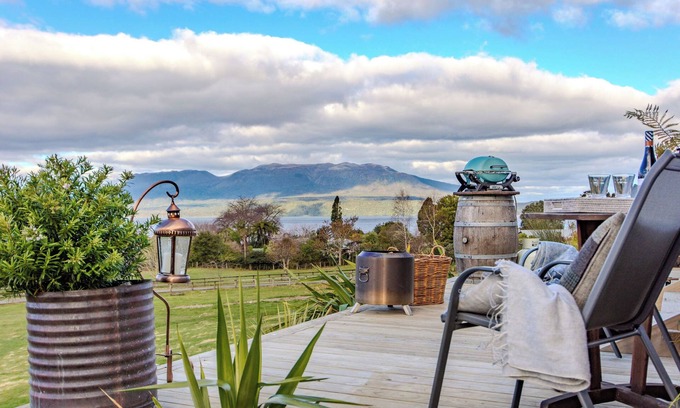 Lake Tarawera Cabine | Romantic shepherds hut with lake and mountain views