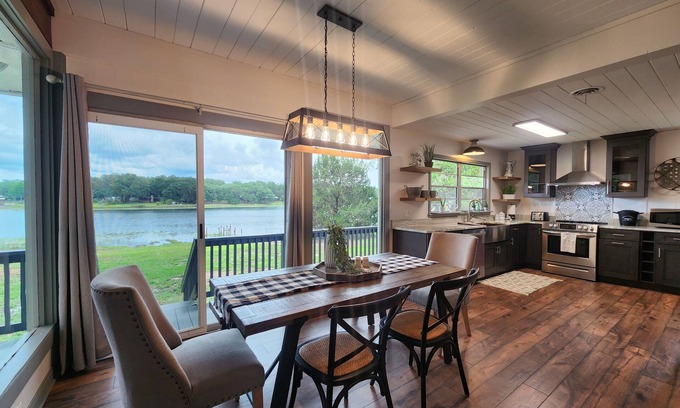 Silver Springs Maison | The Silver Springs Lakefront Cottage - with Canoe