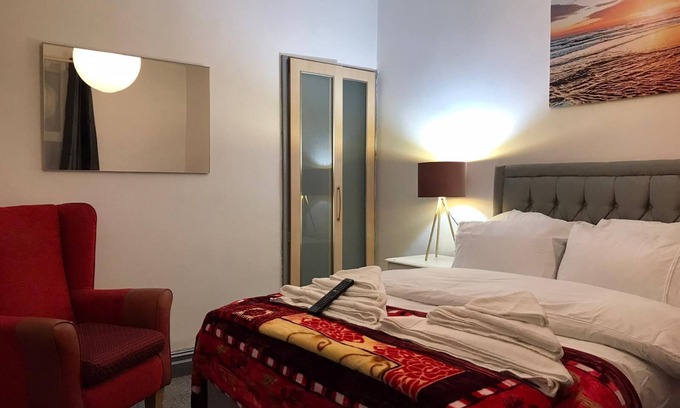 Sheffield Maison | The Skipton Villa - 4 bedrooms with 4 double beds - sleep 8