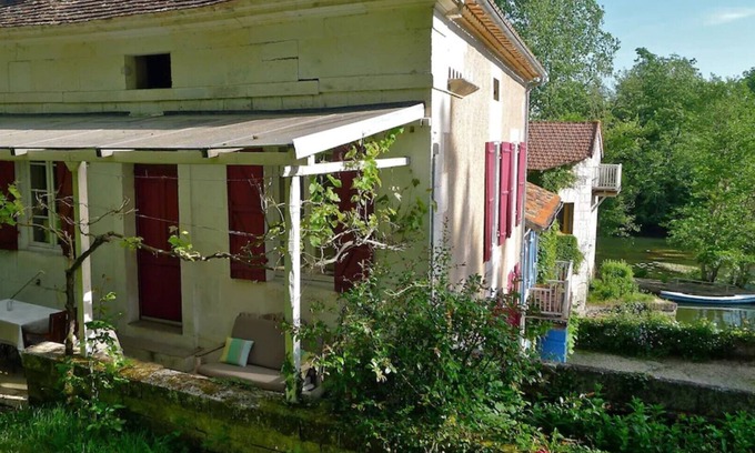 Celles Maison | La petite gare au bord de la rivière
