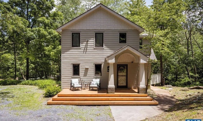 Nellysford Maison | The Snow House Pet Friendly Creek PacMan