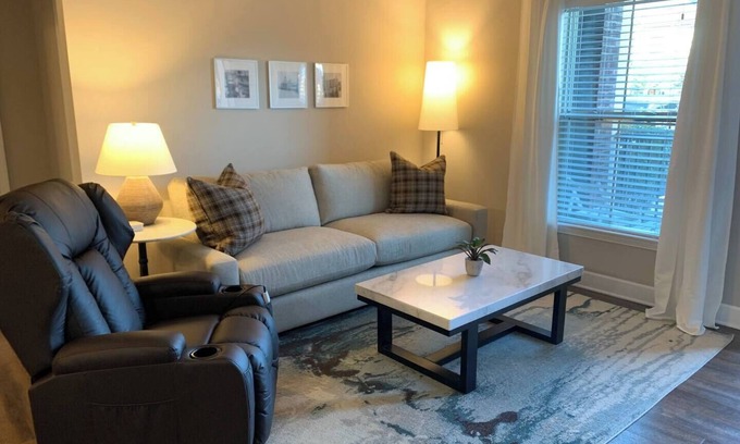 Westerville Appartement | The Snowbird Suite | No Steps | Walk-In Shower!