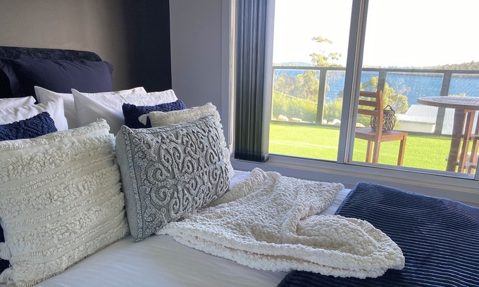 Murdunna Lit Et Petit-Déjeuner | The Sounds. Overlooking King George Sound and King George Island, Murdunna, Tas