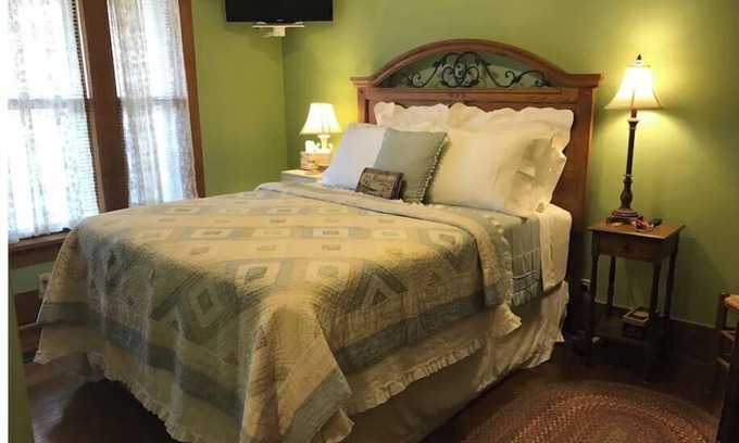 Hardy Maison | The Spring River Stonehouse Inn, Ben's Room