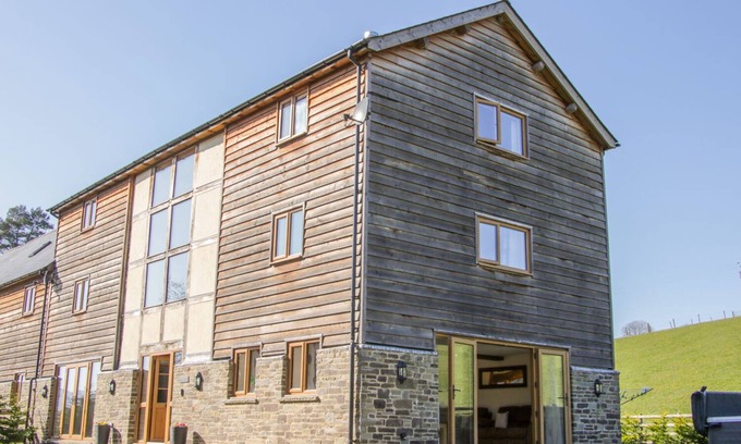 Tirabad Cottage | THE STABLES, familial et convivial, avec bain à remous à Knighton, Ref 985494