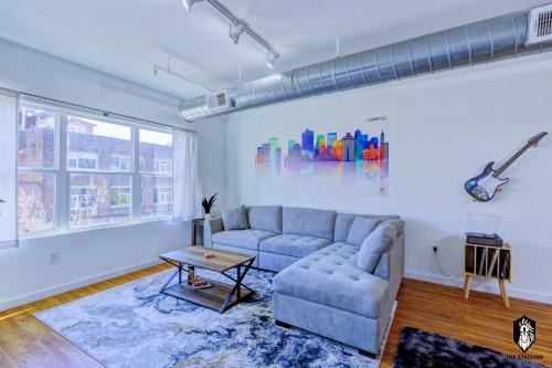 Downtown Memphis Appartement | The Stallion #301 - Walk to attractions, Modern Luxe Loft in Downtown Memphis with free covered gated parking
