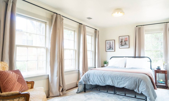 Granbury Maison | The Stone Cottage - Next to square, beach & more!