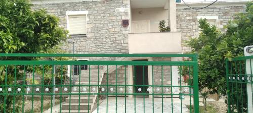 Mbrostar-Urë Maison | The Stone House