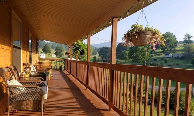 Pembroke Maison | The Stonewood Acre: laid-back mountain vibe.