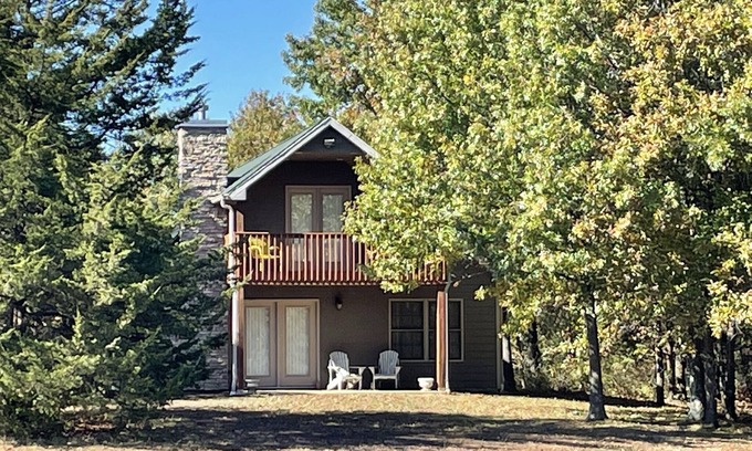 Stoutsville Cabine | “The Stoutsville Cabin” offers you a peaceful and secluded getaway!