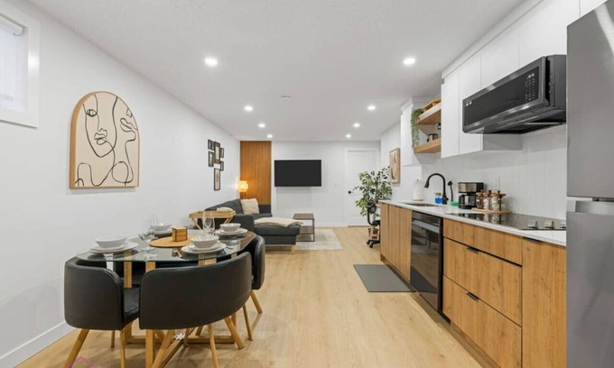 Jasper Place Copropriété | The Suite Escape | 2 BD | Near WEM & DT | Sleeps 5