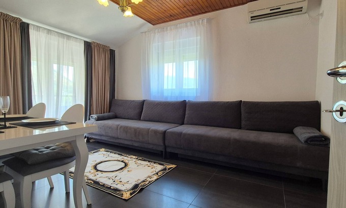 Igalo Appartement | The Summer Breeze. Free Parking, Air-condition, Free WiFi.