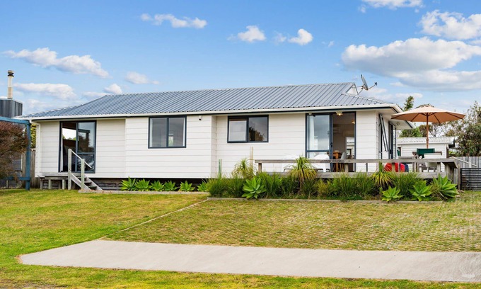 Omaha Maison | The Summer Pad - Omaha Holiday Home