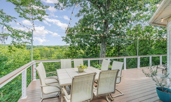 Dillsburg Maison | The Summit: 6 bed, 5 bath, sleeps 16 with fantastic views and room for everybody