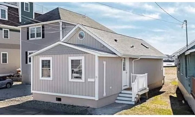 Hull Maison | The Sunset Bay Retreat - Cozy Beach Bungalow
