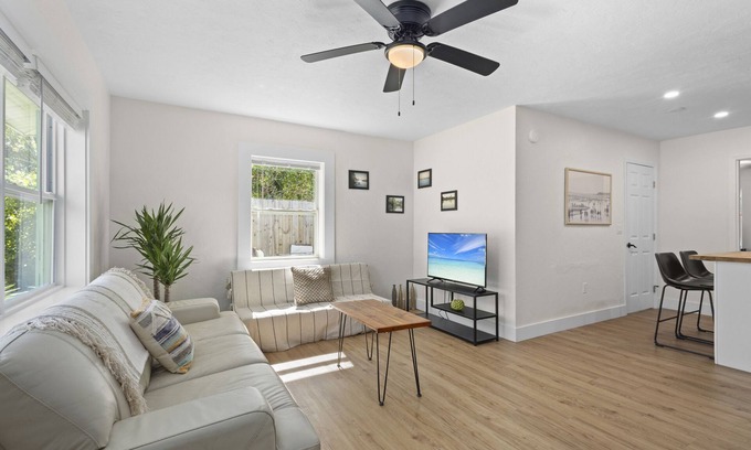 River District Appartement | The Surf Suite | Dog | Near AMI | Near IMG | Patio | TV