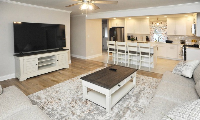Portage Maison | The Swan- The best place to stay in Portage Beautiful 4-Bed 2-Bath House