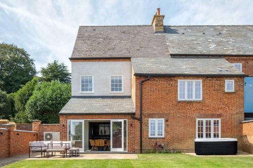 Kelmarsh Maison | The Talbot - Exclusive Home with Hot Tub