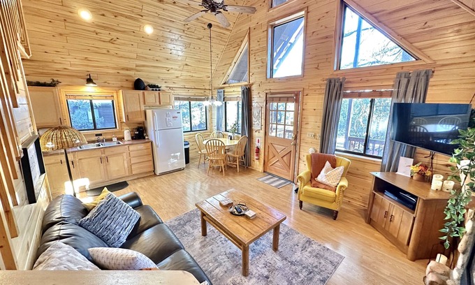 Heber Cabine | The Tamarack | Spa, Updated Décor, Pets allowed!